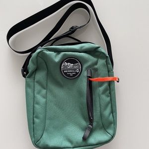NWOT - Merrell everyday canvas purse with adjustable strap - forest green